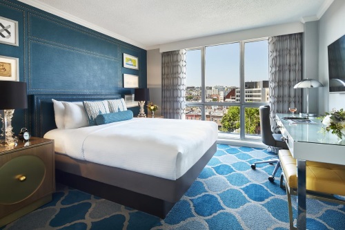 Embassy Row Hotel kamer met 1 queen bed